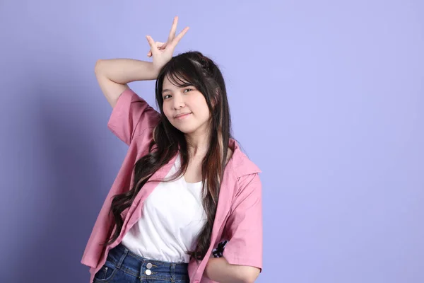 Jolie Jeune Fille Asiatique Avec Des Vêtements Décontractés Debout Sur — Photo