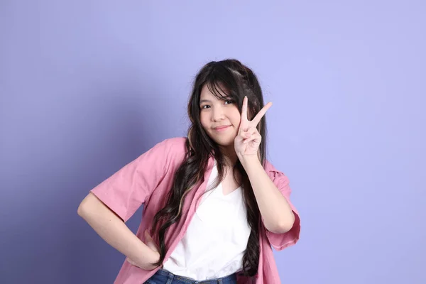 Jovem Menina Asiática Bonito Com Roupas Casuais Sobre Fundo Roxo — Fotografia de Stock