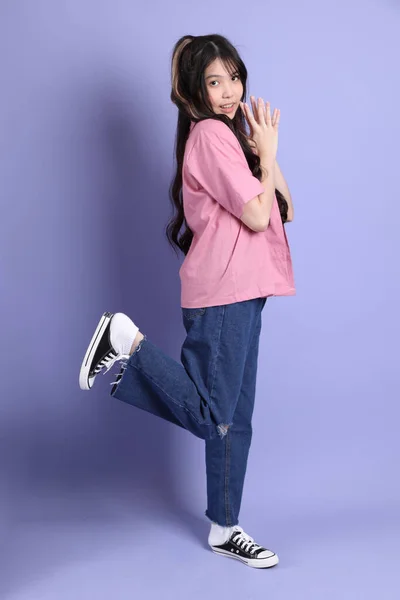 紫の背景にカジュアルな服を着た可愛いアジア系の女の子 — ストック写真