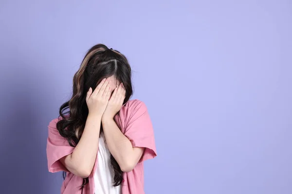 Jovem Menina Asiática Bonito Com Roupas Casuais Sobre Fundo Roxo — Fotografia de Stock