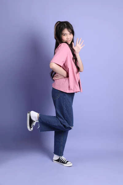 Милая Молодая Азиатская Девушка Повседневной Одежде Стоит Фиолетовом Фоне — стоковое фото