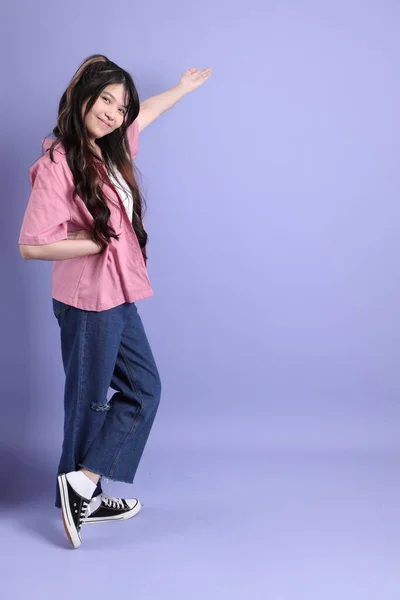 Das Süße Junge Asiatische Mädchen Mit Lässiger Kleidung Steht Auf — Stockfoto