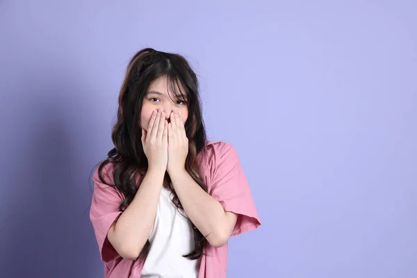 Jovem Menina Asiática Bonito Com Roupas Casuais Sobre Fundo Roxo — Fotografia de Stock