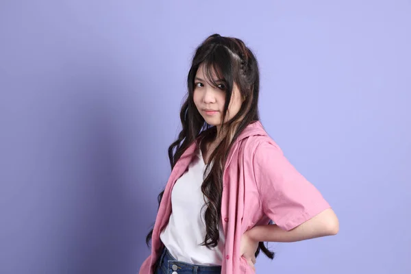 Das Süße Junge Asiatische Mädchen Mit Lässiger Kleidung Steht Auf — Stockfoto