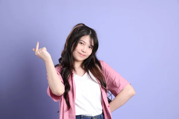 Cute Young Asian Girl Casual Clothes Standing Purple Background — Stock Photo, Image