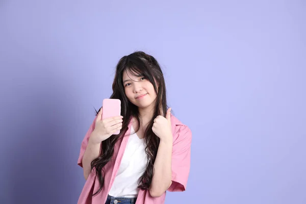 Мила Дівчина Азії Повсякденним Одягом Стоїть Фіолетовому Фоні — стокове фото