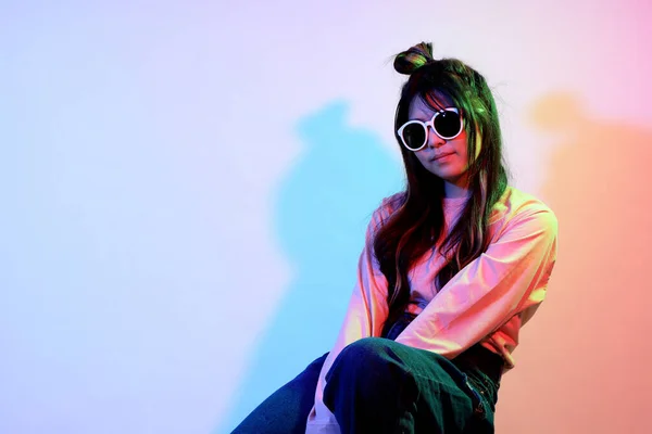 Linda Chica Asiática Joven Con Ropa Casual Posando Bajo Color —  Fotos de Stock