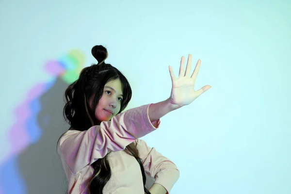 Linda Chica Asiática Joven Con Ropa Casual Posando Bajo Color —  Fotos de Stock