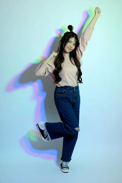 Stüdyoda Jel Rengi Yıldırımın Altında Poz Veren Sıradan Giyinmiş Genç — Stok fotoğraf