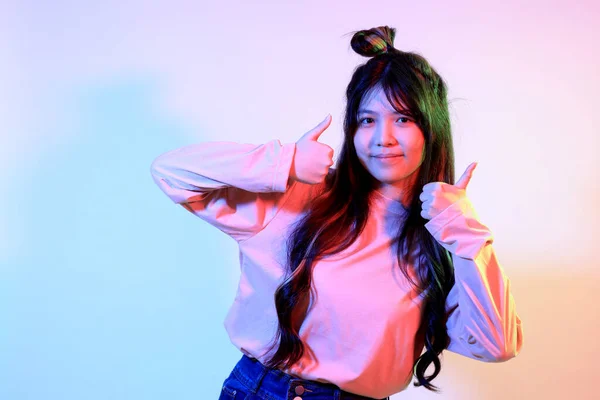 Милая Молодая Азиатская Девушка Повседневной Одежде Позирует Гелевым Цветом Молнии — стоковое фото