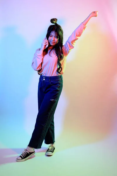 Stüdyoda Jel Rengi Yıldırımın Altında Poz Veren Sıradan Giyinmiş Genç — Stok fotoğraf