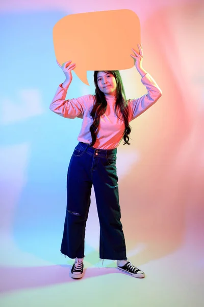 Linda Chica Asiática Joven Con Ropa Casual Posando Bajo Color — Foto de Stock