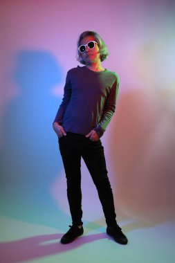 Havalı kıdemli Asyalı adam beyaz arka planda, renk jölesinin altında duruyor.. 