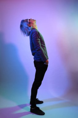 Havalı kıdemli Asyalı adam beyaz arka planda, renk jölesinin altında duruyor.. 