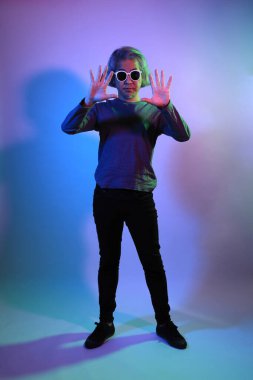 Havalı kıdemli Asyalı adam beyaz arka planda, renk jölesinin altında duruyor.. 