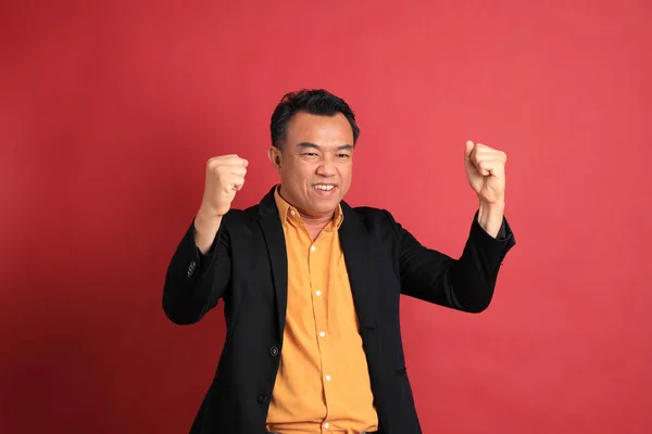 Aziatische Man Van Middelbare Leeftijd Die Rode Achtergrond Staat — Stockfoto
