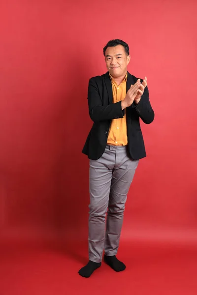Den Asiatiska Medelålders Mannen Står Den Röda Bakgrunden — Stockfoto