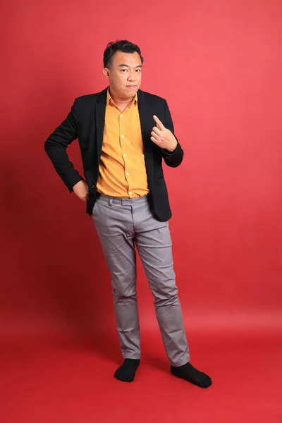 Den Asiatiska Medelålders Mannen Står Den Röda Bakgrunden — Stockfoto