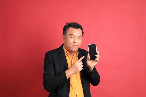 Asijský Muž Středního Věku Stojí Červeném Pozadí — Stock fotografie