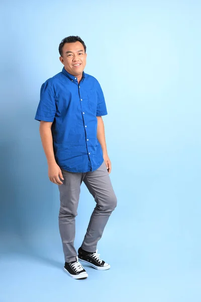 Der Asiatische Mann Mittleren Alters Mit Blauem Hemd Steht Auf — Stockfoto