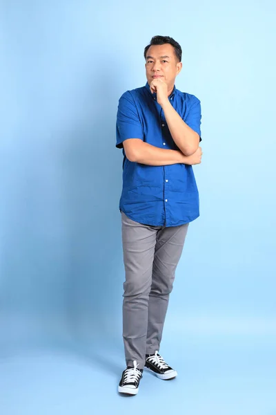 Uomo Asiatico Mezza Età Con Camicia Blu Piedi Sullo Sfondo — Foto Stock