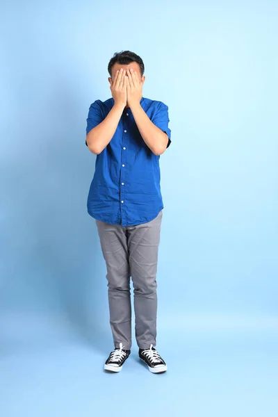 Hombre Asiático Mediana Edad Con Camisa Azul Pie Sobre Fondo —  Fotos de Stock