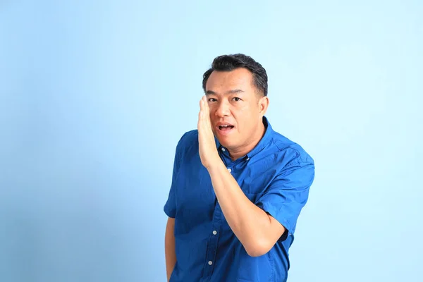 Homme Asiatique Âge Moyen Avec Chemise Bleue Debout Sur Fond — Photo