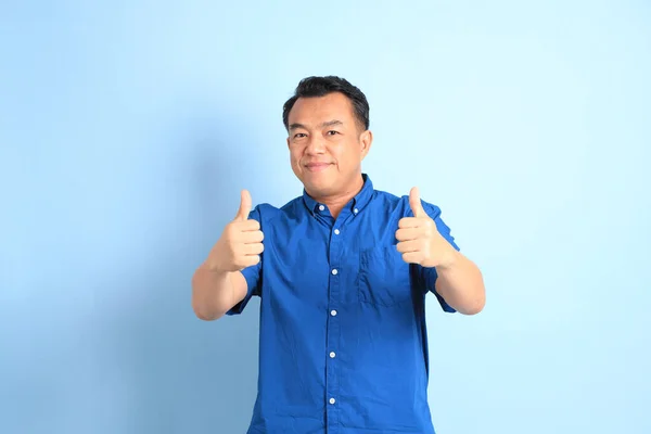 Asijský Muž Středního Věku Modrou Košilí Stojící Modrém Pozadí — Stock fotografie