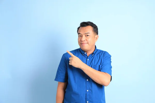 Азійський Літній Чоловік Синьою Сорочкою Синьому Фоні — стокове фото