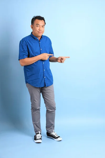 Uomo Asiatico Mezza Età Con Camicia Blu Piedi Sullo Sfondo — Foto Stock
