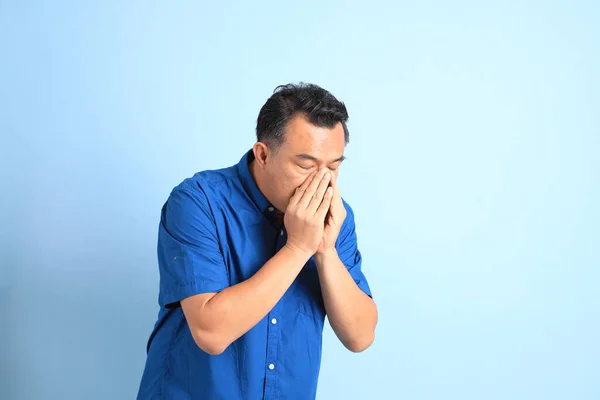 Homem Asiático Meia Idade Com Camisa Azul Sobre Fundo Azul — Fotografia de Stock