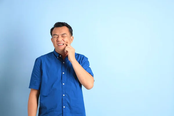 Uomo Asiatico Mezza Età Con Camicia Blu Piedi Sullo Sfondo — Foto Stock