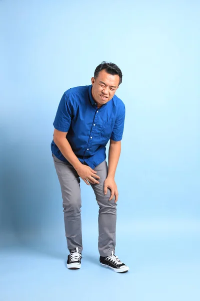 Der Asiatische Mann Mittleren Alters Mit Blauem Hemd Steht Auf — Stockfoto