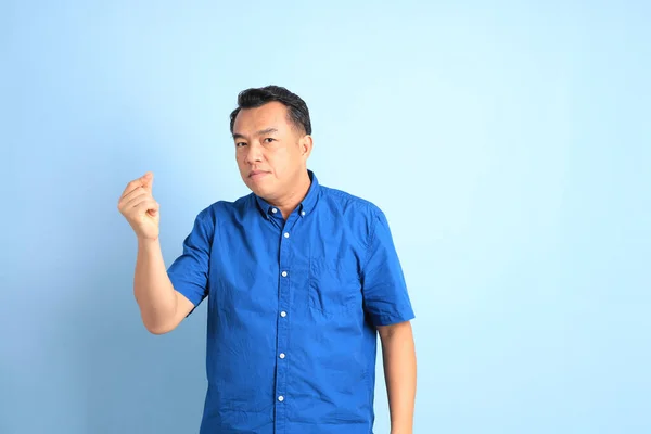 Aziatische Man Van Middelbare Leeftijd Met Blauw Shirt Blauwe Achtergrond — Stockfoto