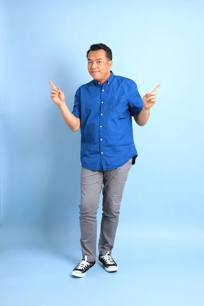 Pria Setengah Baya Asia Dengan Kemeja Biru Berdiri Latar Belakang — Stok Foto