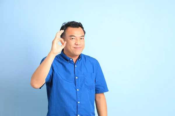 Aziatische Man Van Middelbare Leeftijd Met Blauw Shirt Blauwe Achtergrond — Stockfoto