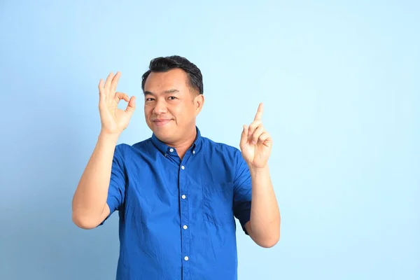 Aziatische Man Van Middelbare Leeftijd Met Blauw Shirt Blauwe Achtergrond — Stockfoto