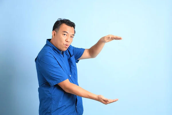 Homem Asiático Meia Idade Com Camisa Azul Sobre Fundo Azul — Fotografia de Stock