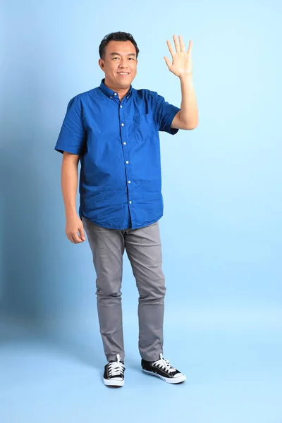 Pria Setengah Baya Asia Dengan Kemeja Biru Berdiri Latar Belakang — Stok Foto