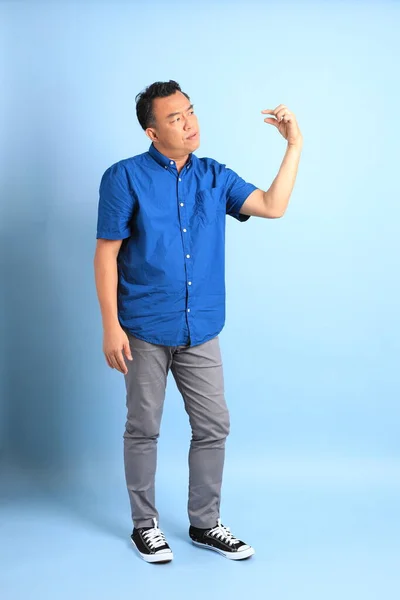 Homem Asiático Meia Idade Com Camisa Azul Sobre Fundo Azul — Fotografia de Stock