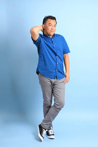 Uomo Asiatico Mezza Età Con Camicia Blu Piedi Sullo Sfondo — Foto Stock