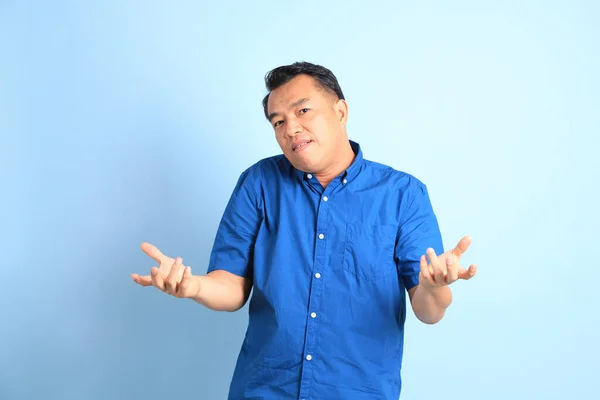 Homem Asiático Meia Idade Com Camisa Azul Sobre Fundo Azul — Fotografia de Stock