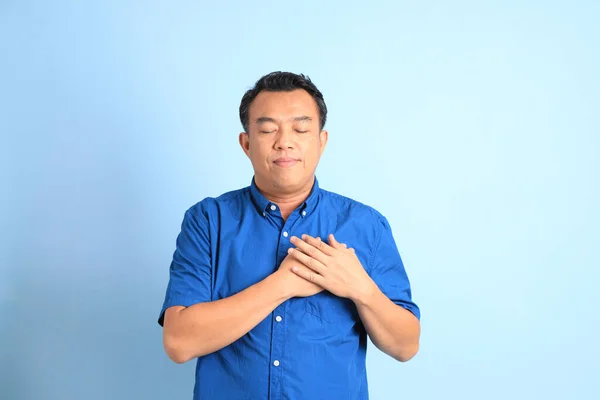 Uomo Asiatico Mezza Età Con Camicia Blu Piedi Sullo Sfondo — Foto Stock