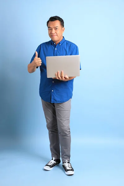 Hombre Asiático Mediana Edad Con Camisa Azul Pie Sobre Fondo — Foto de Stock