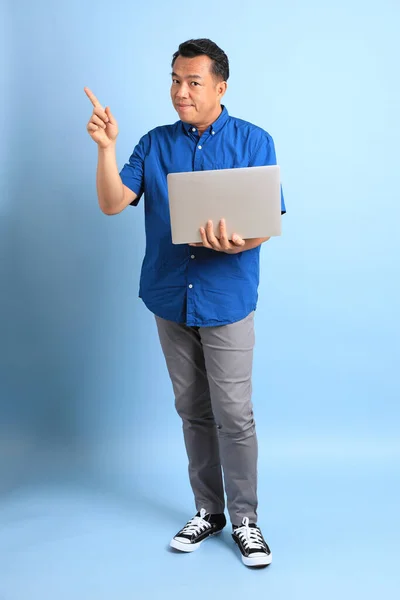 Hombre Asiático Mediana Edad Con Camisa Azul Pie Sobre Fondo — Foto de Stock