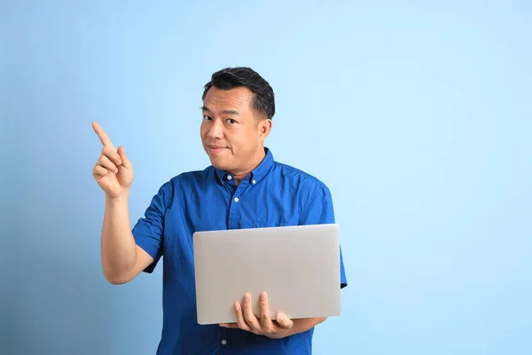 Aziatische Man Van Middelbare Leeftijd Met Blauw Shirt Blauwe Achtergrond — Stockfoto