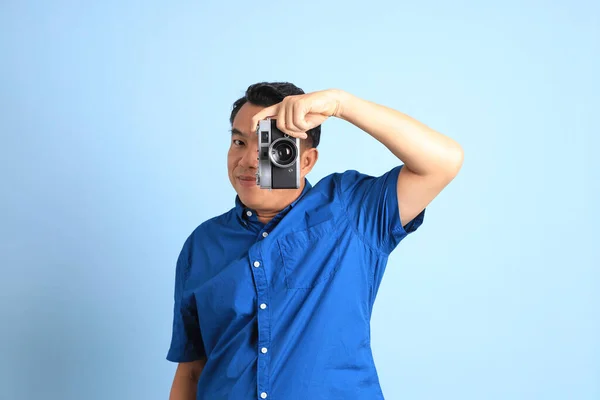 Aziatische Man Van Middelbare Leeftijd Met Blauw Shirt Blauwe Achtergrond — Stockfoto