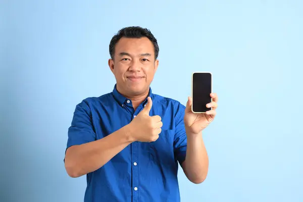 Asijský Muž Středního Věku Modrou Košilí Stojící Modrém Pozadí — Stock fotografie