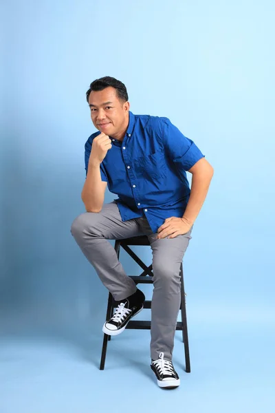 Den Asiatiska Medelålders Mannen Med Blå Skjorta Sitter Stolen — Stockfoto