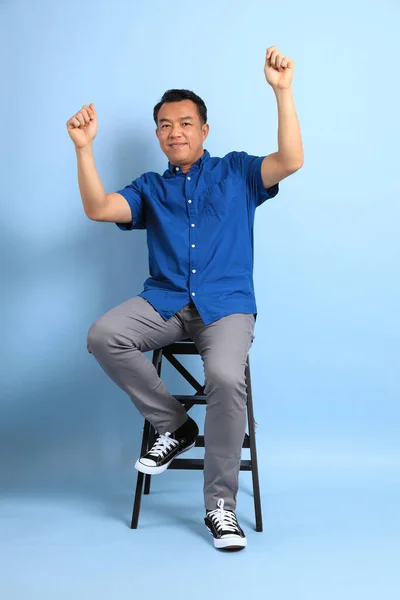 Der Asiatische Mann Mittleren Alters Mit Blauem Hemd Sitzt Auf — Stockfoto